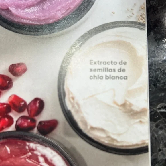 Artistry Signature Select Brightening Mask - Silver and Black